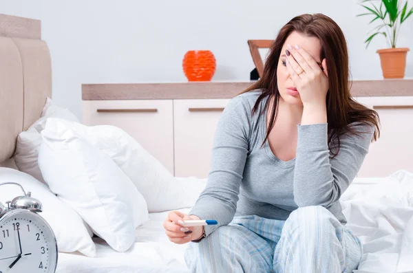 Jonge vrouw te weten komen over haar zwangerschap — Stockfoto