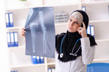 Klinikte çalışan tesettürlü genç doktor. 