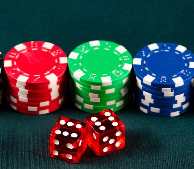 Kumarhane masasında fişler ve kartlar