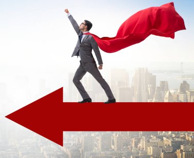 Okun üzerinde duran süper kahraman iş adamı