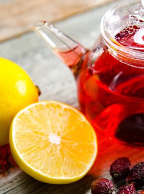 Masada servis edilen fincanda meyve çileği çayı