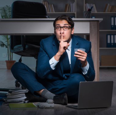 İş adamı geç saatlere kadar ofiste çalışıyor.