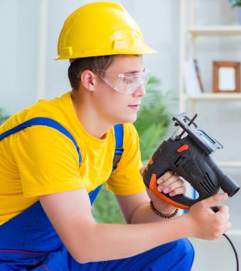 Ahşap palet montajı yapan genç adam.