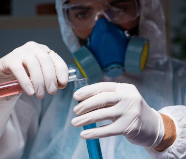 Genç bilim adamını tehlikeli maddelerle çalıştırıyor.