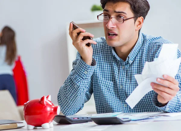 Jong stel op zoek naar familie financiën papieren — Stockfoto