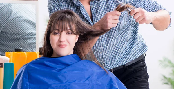 Man male hairdresser doing haircut for woman — Stock Photo, Image