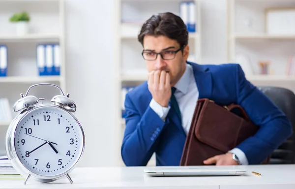 Empresário no conceito de gestão de tempo ruim — Fotografia de Stock