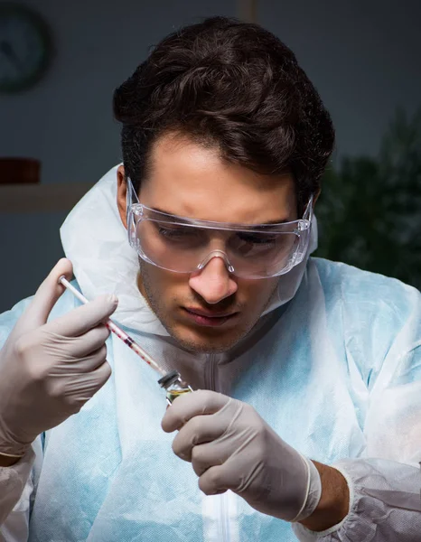 Investigador en medicina trabajando en laboratorio —  Fotos de Stock