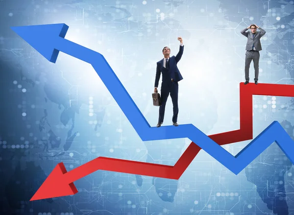 Affärsman med diagram över tillväxt och nedgång — Stockfoto