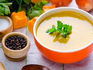 Masada servis edilen kabak çorbası.