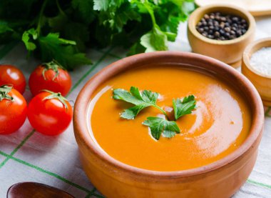 Geleneksel İtalyan usulü domates çorbası.