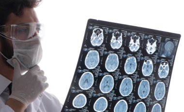 Röntgen görüntülerine bakan genç doktor beyazda izole edilmiş.