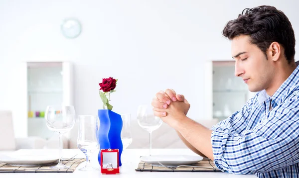 Hombre solo preparándose para una cita romántica con su novia — Foto de Stock