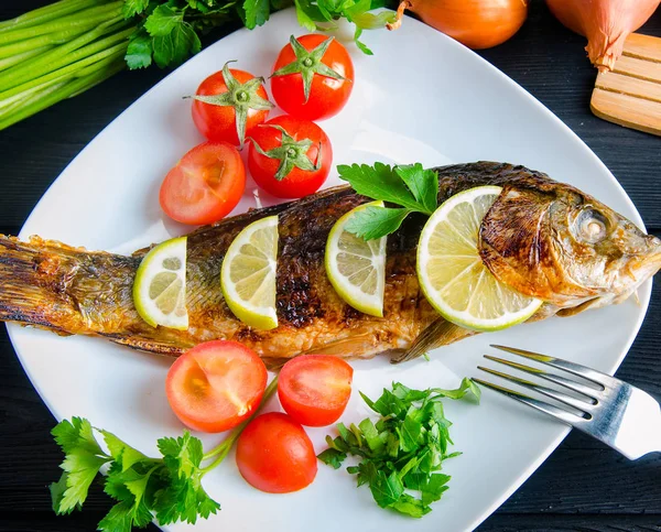 Pesce fritto servito sul piatto — Foto Stock