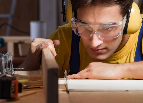 Werknemer werkzaam in reparatiewerkplaats in houtbewerkingsconcept — Stockfoto