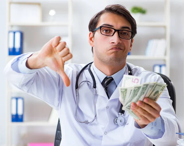 Doctor in corruptie concept met wordt aangeboden omkoping — Stockfoto