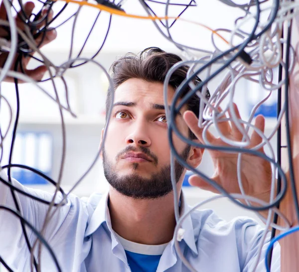 Reparador de computador trabalhando na reparação de rede em oficina de TI — Fotografia de Stock