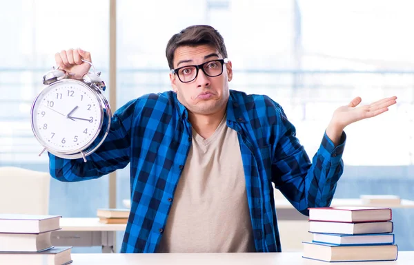 Estudiante se queda sin tiempo para prepararse para el examen en la universidad —  Fotos de Stock