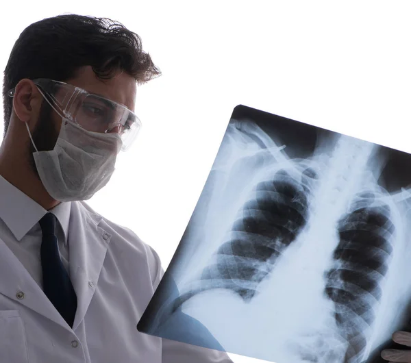 Jeune médecin regardant des images radiographiques isolées sur blanc — Photo