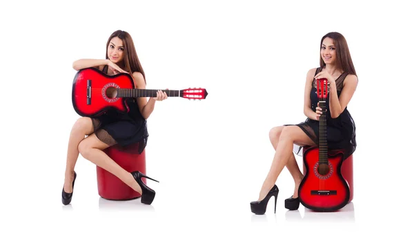 Kvinna gitarrist isolerad på den vita — Stockfoto