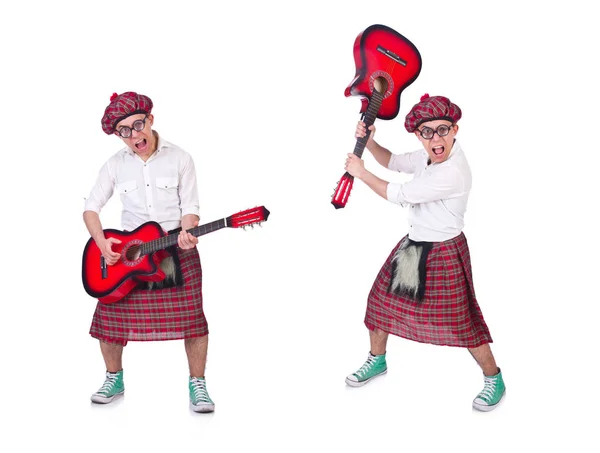 Смешной шотландец с гитарой на белом — стоковое фото