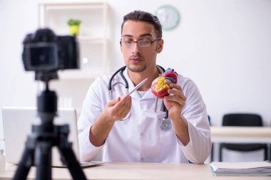 Genç erkek doktor kardiyolog onun blog için video kayıt 
