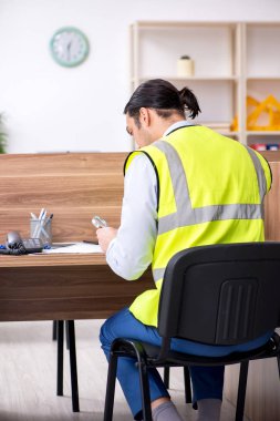 Ofiste çalışan genç erkek mimar. 