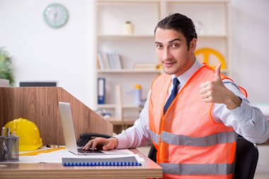 Ofiste çalışan genç erkek mimar. 