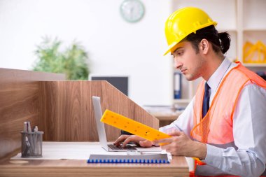 Ofiste çalışan genç erkek mimar. 