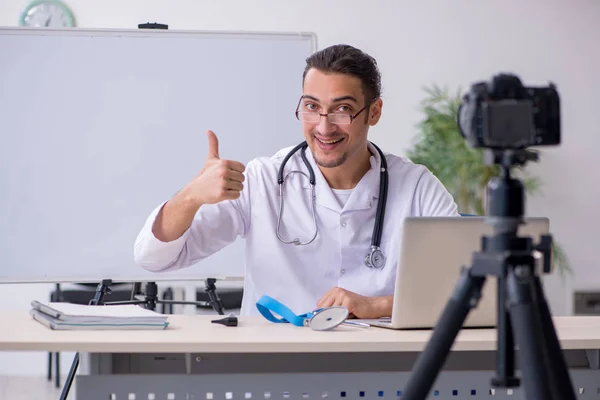 Jovem médico gravação de vídeo para o seu blog — Fotografia de Stock