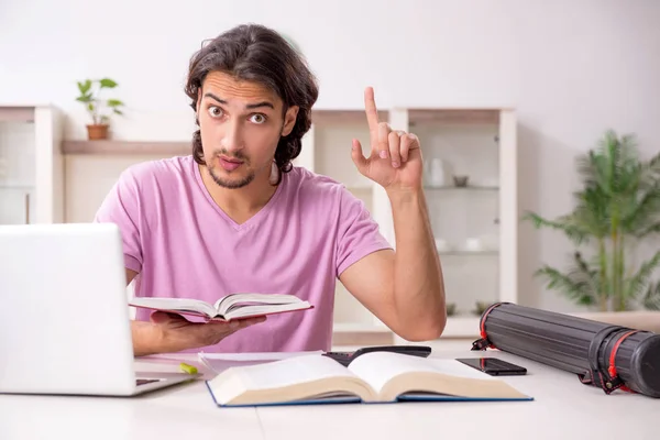 Jovem estudante do sexo masculino se preparando para exames em casa — Fotografia de Stock