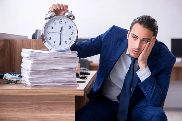 Jeune homme d'affaires beau qui travaille dans le bureau — Photo