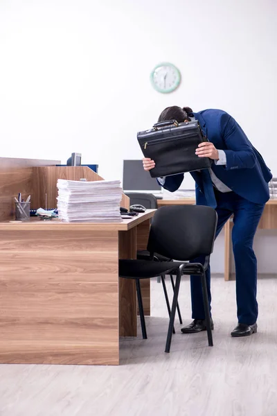 Young handsome businessman working in the office — Stock Photo, Image