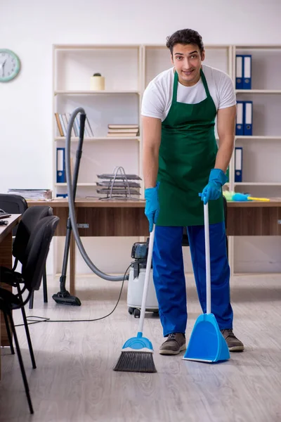 Giovane bell'appaltatore che pulisce l'ufficio — Foto Stock