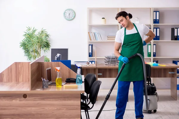 Jung hübsch unternehmer putzen die büro — Stockfoto