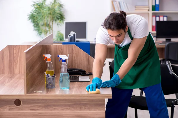 Jung hübsch unternehmer putzen die büro — Stockfoto