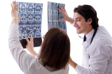 Klinikte çalışan iki doktor. 