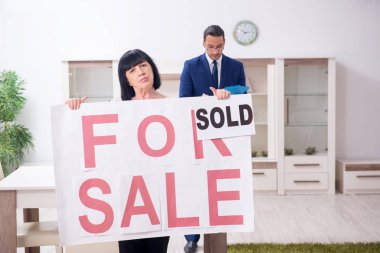 Apartmanda erkek emlakçı ve kadın müşteri 