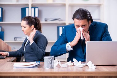 İki çalışan işyerinde acı çekiyor 