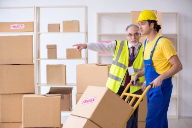 Profesyonel nakliyeciler evde yer değiştiriyor.