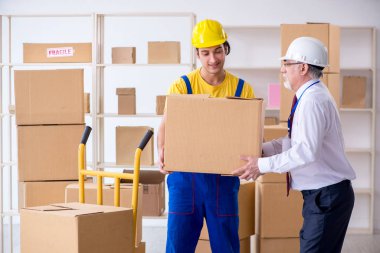 Profesyonel nakliyeciler evde yer değiştiriyor.