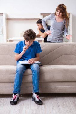Genç bir çocuk ve ailesiyle sigara içme kavramı
