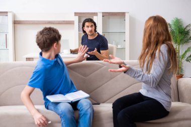 Genç bir çocuk ve ailesiyle sigara içme kavramı