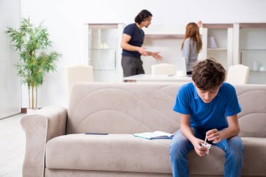 Genç bir çocuk ve ailesiyle sigara içme kavramı