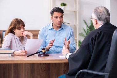 Boşanma konseptinde genç bir çift  