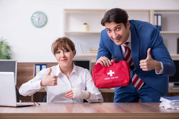 Junge Angestellte leiden im Büro — Stockfoto