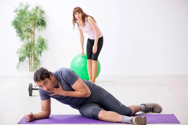 Junger Mann fühlt sich bei Erste-Hilfe-Ausbildung schlecht — Stockfoto