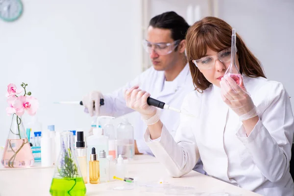 Dois químicos a trabalhar no laboratório — Fotografia de Stock