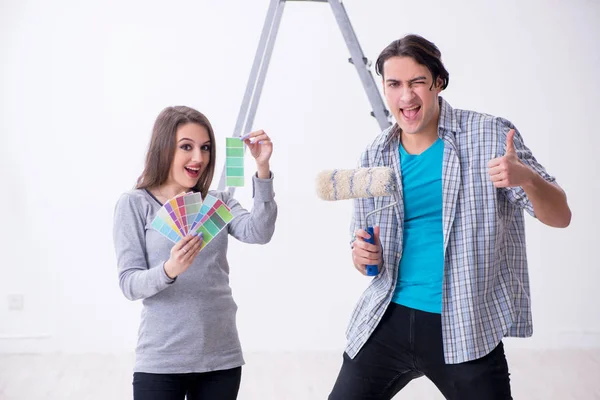 Jeune famille en rénovation à la maison — Photo