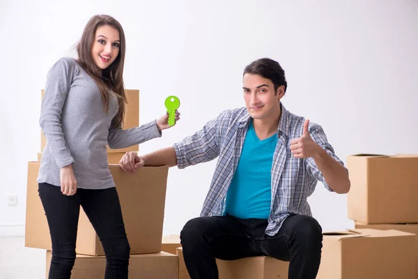 Jovem par se movendo para novo apartamento — Fotografia de Stock
